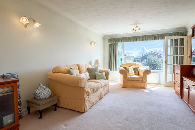 2 Woodside Park, Attleborough, Norfolk photo 2