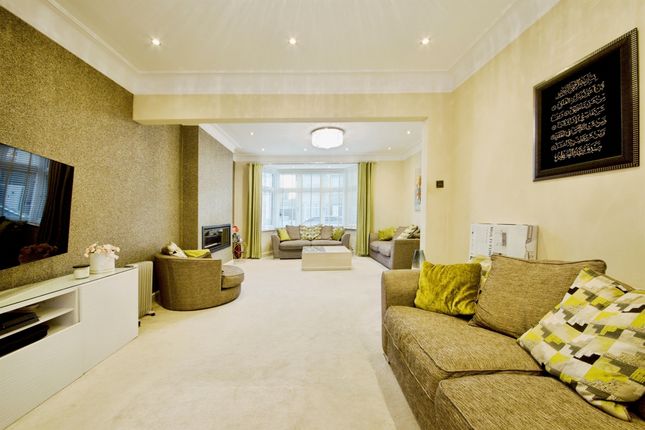 28, Hurstbourne Gardens, Barking photo 2