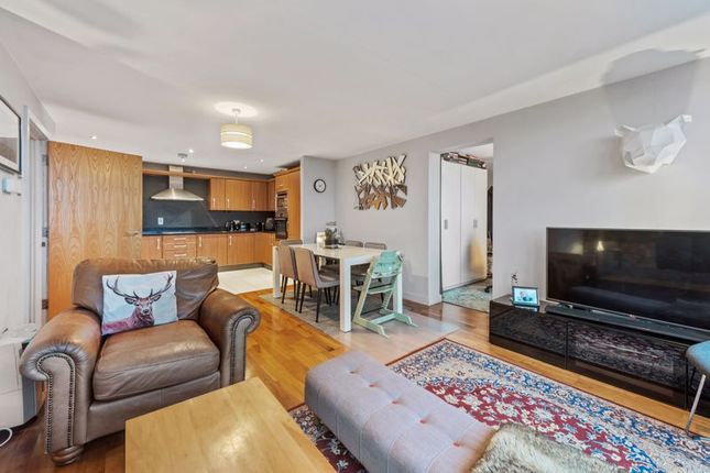 Flat for sale in Balham Hill, London