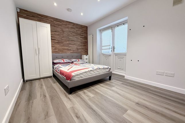 18, Browning Way, Hounslow photo 3