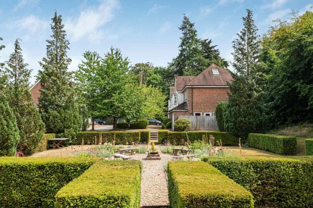 2, Chilterns End Close, Henley-on-Thames photo 4