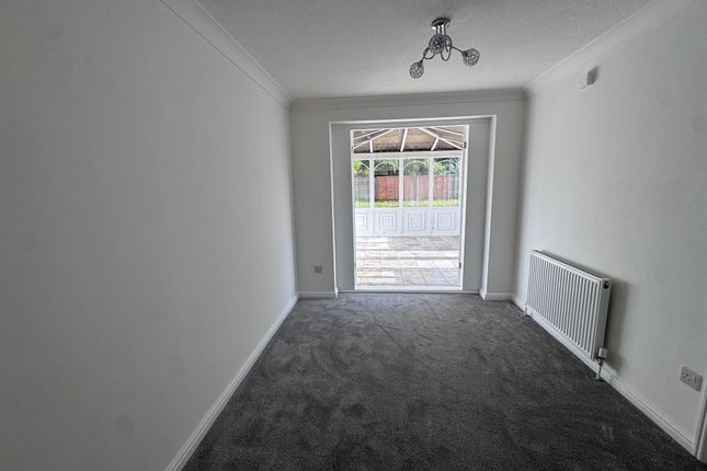 6, Mill House Rise, Bradford photo 3