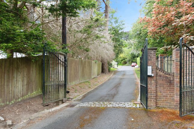 10, Crawley Wood Close, Surrey photo 2