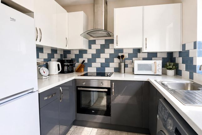 16, Cotswold Way, Worcester Park photo 2