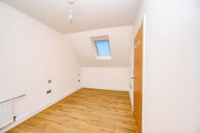 5, Trident Road, Watford photo 4