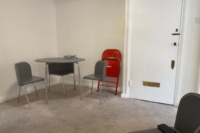 R2 106 Chalbert, Eamont Street, London photo 4