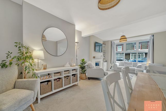 15 The Avenue, Caerphilly photo 2