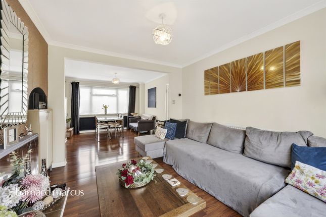 69, Devon Way, CHESSINGTON photo 3