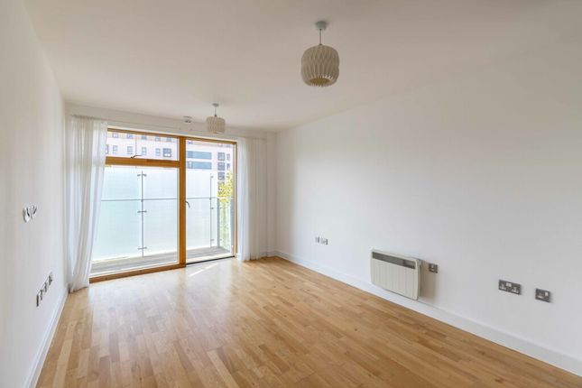 Flat to rent in Appleford Road, North Kensington