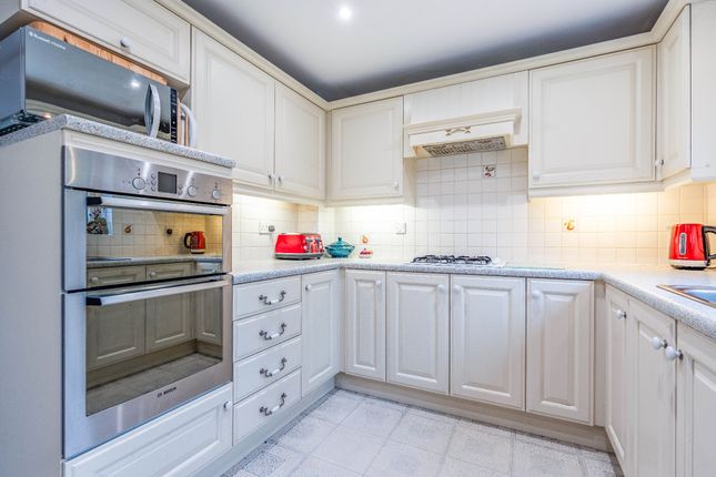 4, Pear Tree Way, Droitwich photo 2