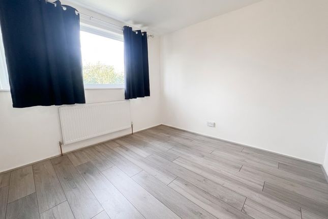48, Basildon photo 4
