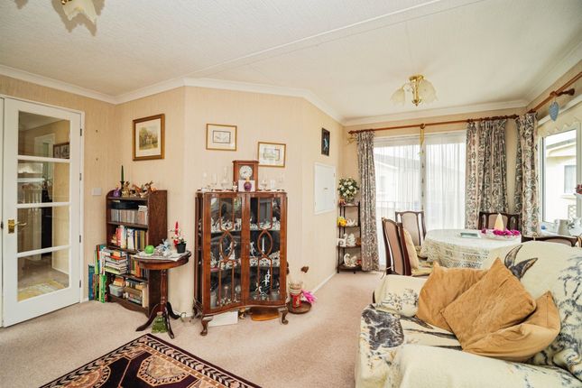 66, Oaklands Park, Dorchester photo 3