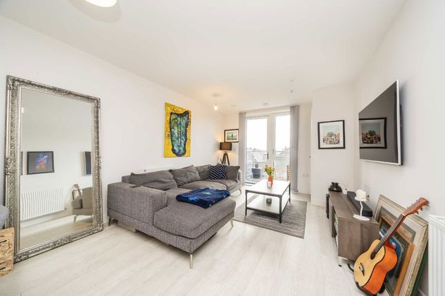 8 Knightwood Court, Colonnade Gardens, London photo 2