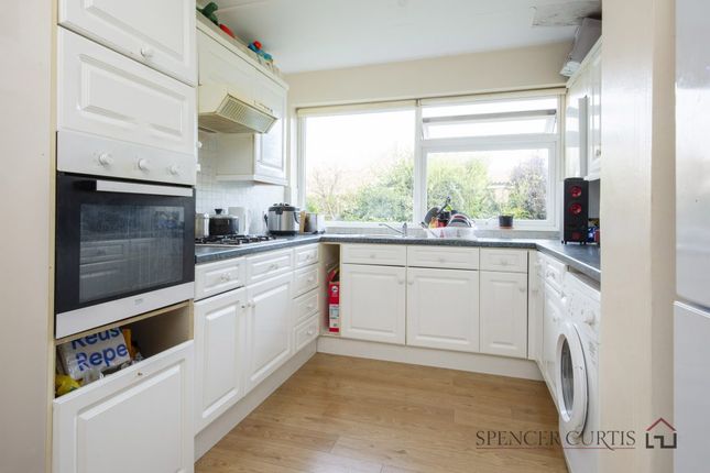 13, Barton Meadows, Barkingside photo 5