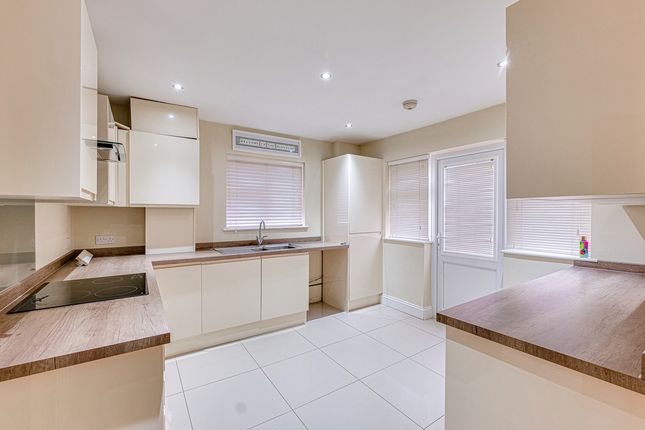 78, Clifton Avenue Benfleet, Benfleet photo 2