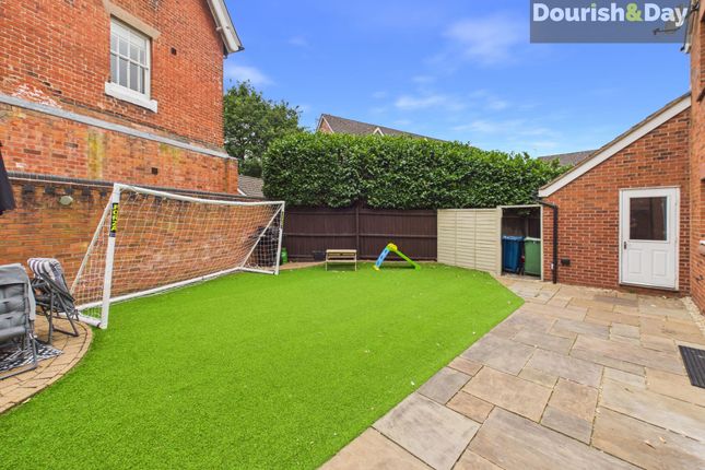 10 Castle House Drive, Stafford photo 3