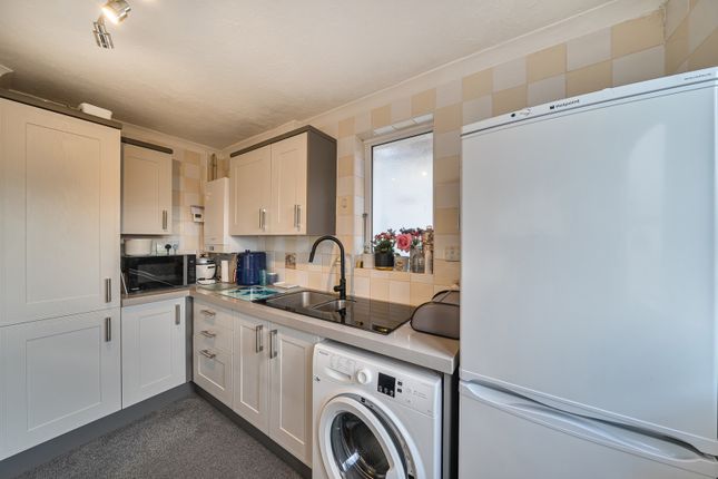 14, Greenfield Avenue, Hertfordshire photo 3