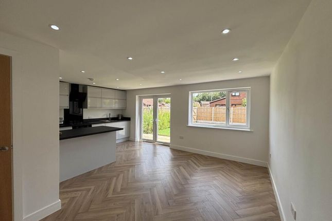 2, Tulip Close, Oldham photo 4