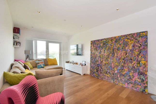 Flat to rent in Skyline House, Dickens Yard, London