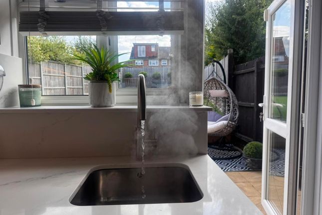 12, Poplar Shaw, Waltham Abbey photo 4
