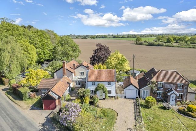 3-bed detached on Hawthorne Cottage, 6 Brewers Green, £230,000