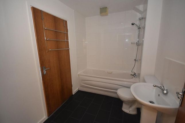 Flat to rent in Stretford Rd, Hulme, Manchester.