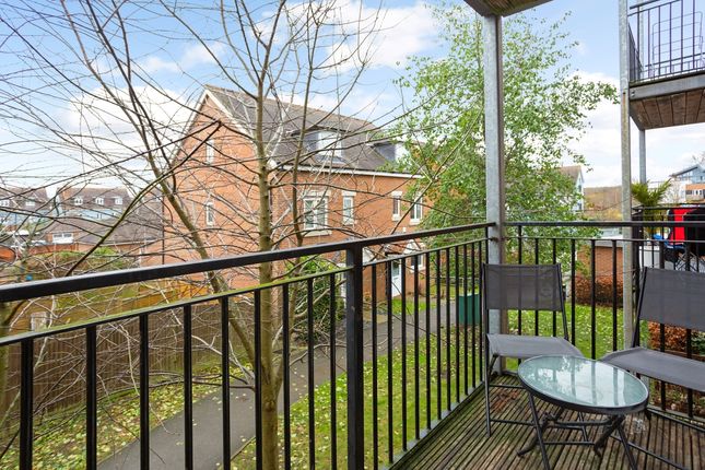 Flat to rent in The Moors, Redhill