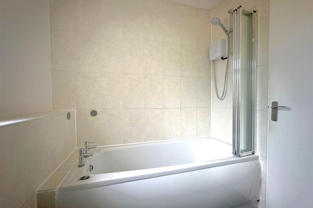 Flat 3, Saxon Court, Stanwell Moor photo 5