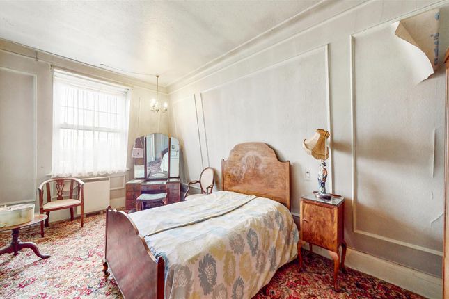 Flat for sale in Sidmouth Road, Brondesbury Park, London