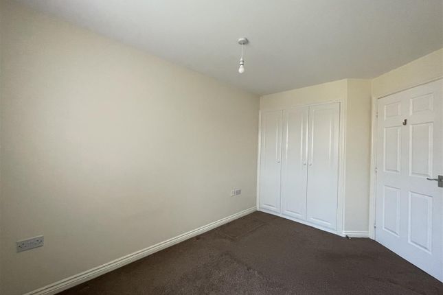 Flat to rent in Ingot Close, Brymbo, Wrexham