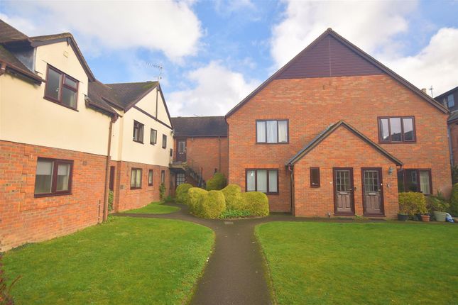 Thumbnail Flat for sale in Chiltern Road, Wendover, Aylesbury