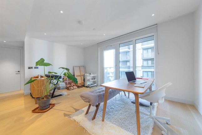 1-bed flat on 20 Bowery Apartments, Fountain Park Way, London, £3,300/mo
