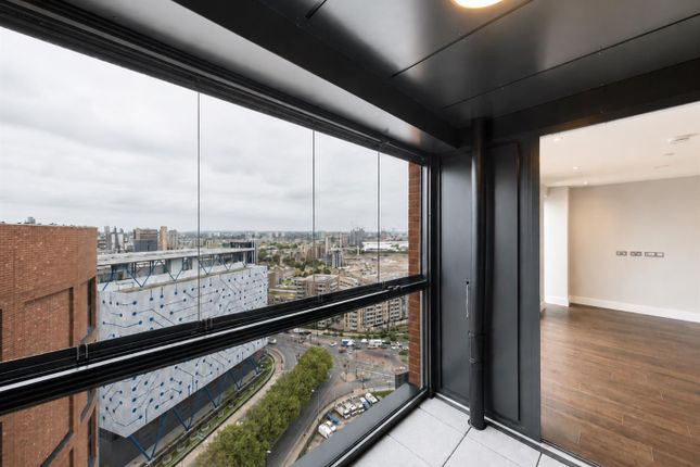Flat 2008, 1, Silvocea Way, London photo 2
