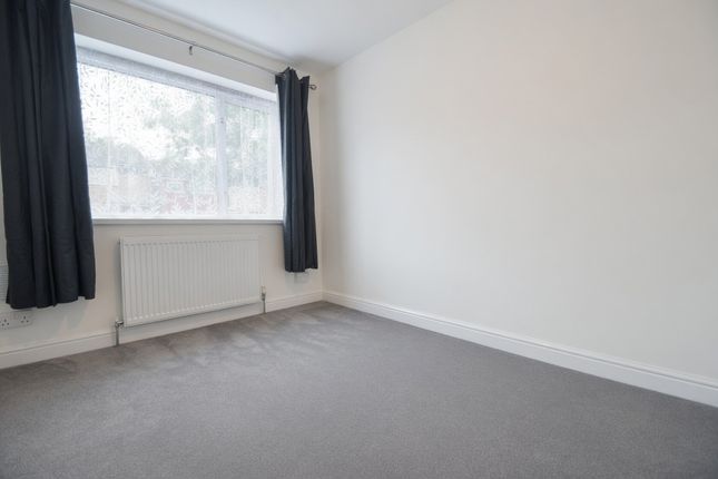 29, Peninsular Close, Feltham photo 4