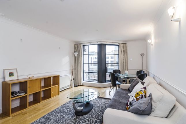 Flat to rent in Curlew Street, London