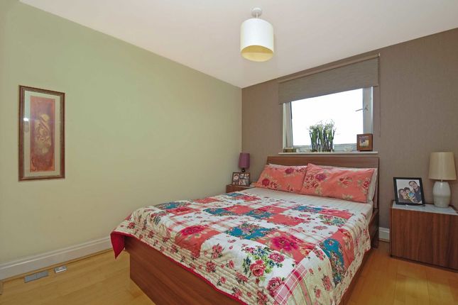Flat 360, Anchor House, Smugglers Way, London photo 4