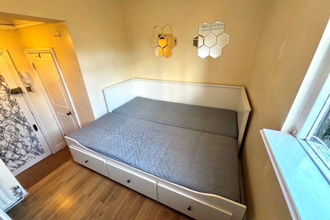 The Studio Flat, 165, Finborough Road, London photo 2