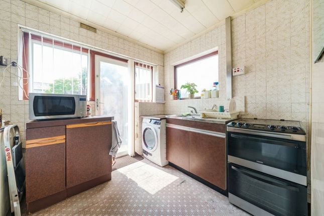 119 Queens Walk, Ruislip photo 2