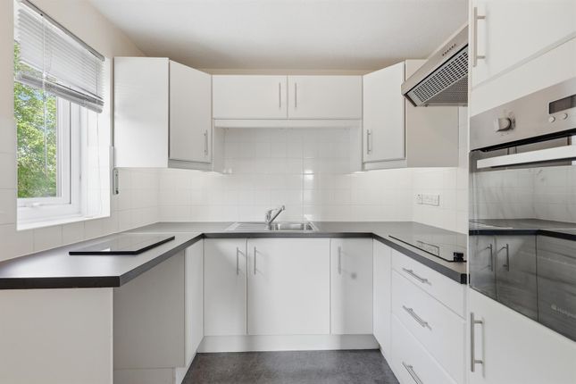 17,, Oak Lodge, Wanstead photo 4