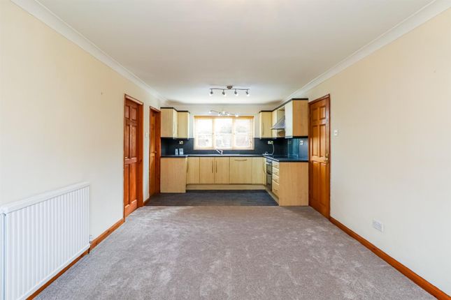 Flat to rent in South Drive, Wakefield