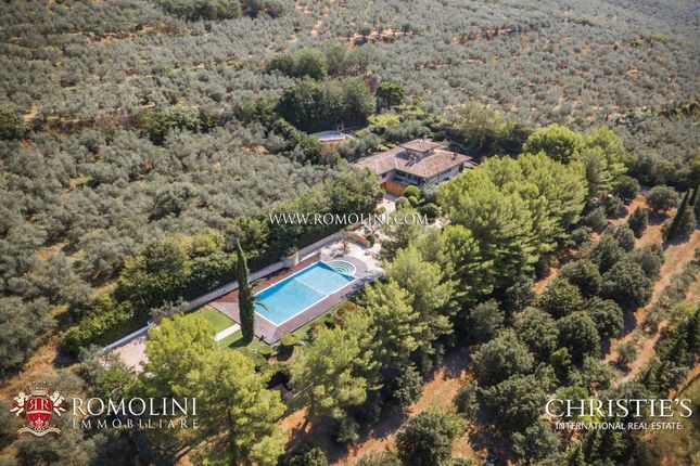 Thumbnail Villa for sale in Assisi, Umbria, Italy