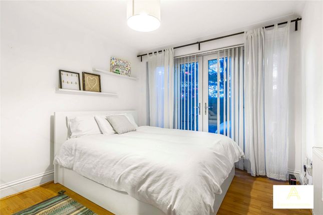 Flat to rent in Tower Mews, London