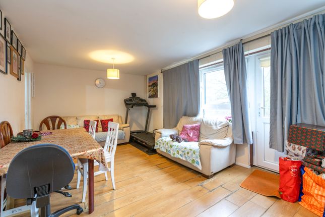 Flat 47, Therfield Court, Brownswood Road, London photo 4