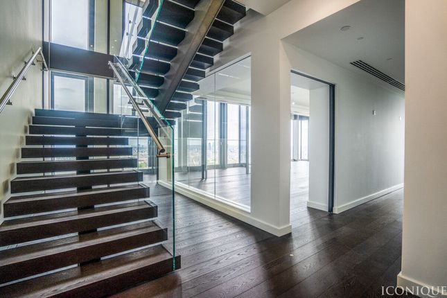 Penthouse for sale in Bondway, London, 1