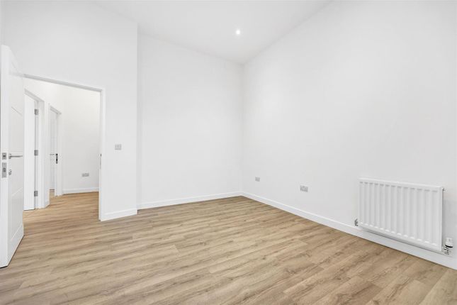 Flat to rent in Apartment 8, Kundra Court, 1A Spring Gardens, Romford