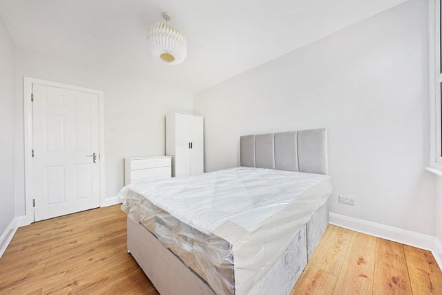 Flat to rent in Quex Road, London