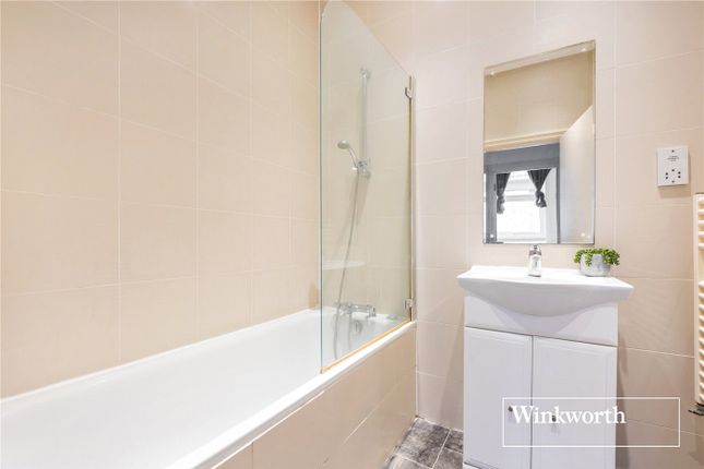 Flat for sale in St. Mary's Avenue, Finchley, London