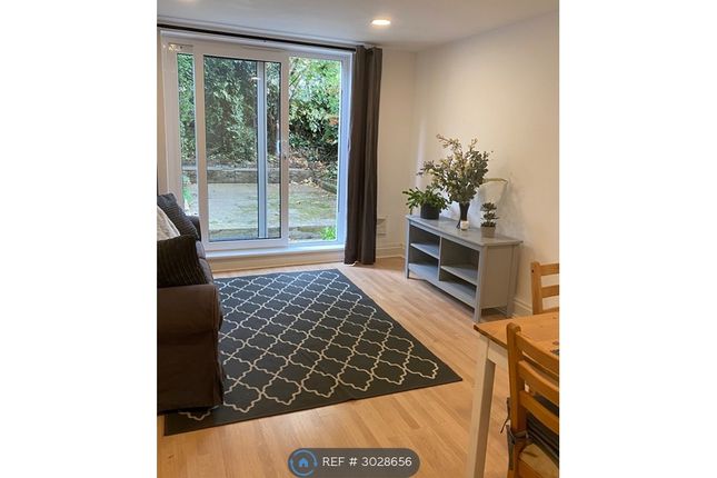 Flat A  Mayflower Road, Clapham North, London photo 2