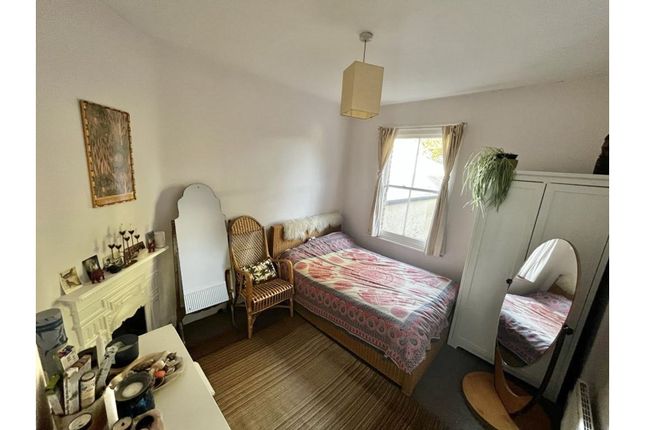 Flat for sale in Summerhill Road, London