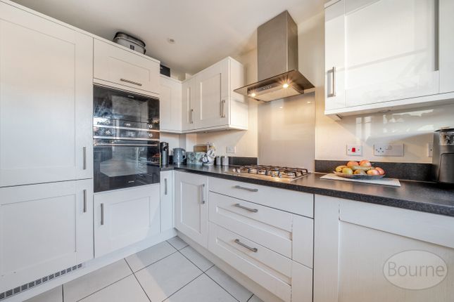 61, Skylark Place, Farnham photo 3